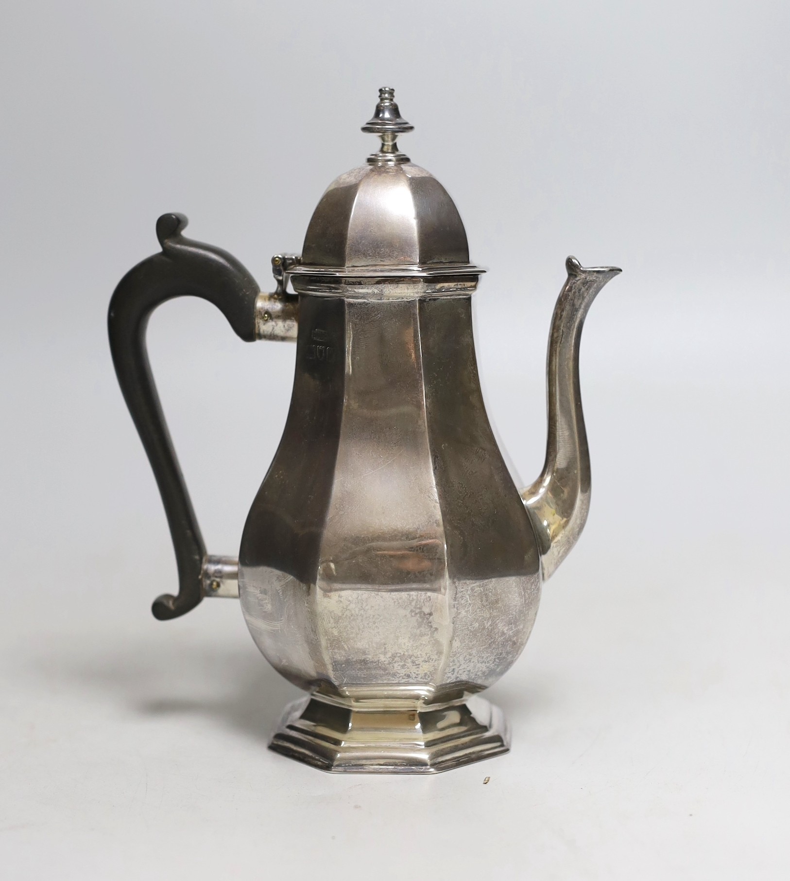 A George V silver octagonal bachelor's coffee pot, Finnegans Ltd, London, 1911, height 18cm, gross weight 9oz.